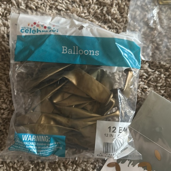 Gold party decorations full set in includes everything - Picture 5 of 5